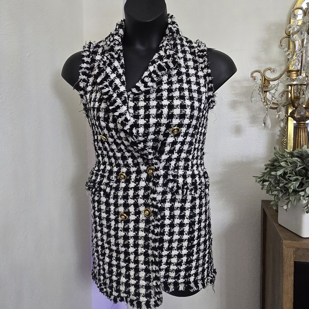 Chic Black and White Houndstooth Vest